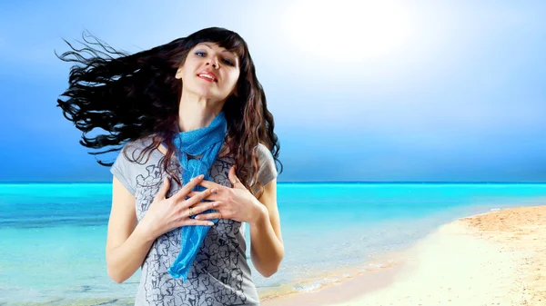 Fiatal szép kaukázusi nő a haj, a szél, a napsütötte tr — Stock Fotó