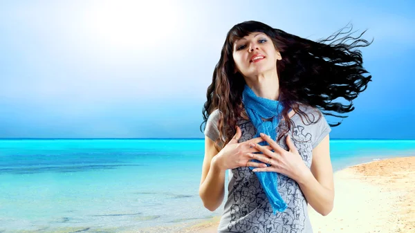 Fiatal szép kaukázusi nő a haj, a szél, a napsütötte tr — Stock Fotó