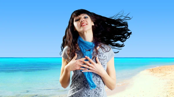 Mladá krásná kavkazské ženy s vlasy ve větru na slunné tr — Stock fotografie