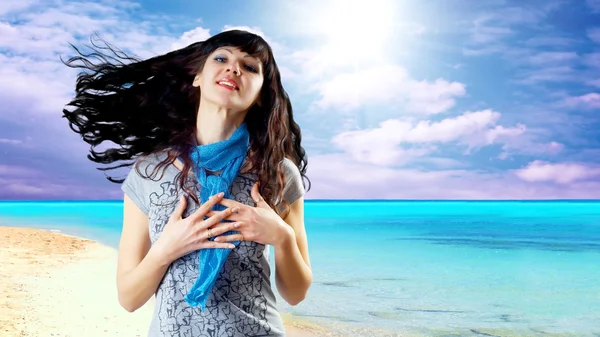 年轻漂亮白人妇女与头发上的风在阳光明媚的 tr — 图库照片