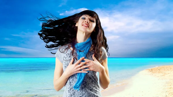 Młody piękny kaukaski kobiety z włosów na wietrze w słoneczny tr — Zdjęcie stockowe