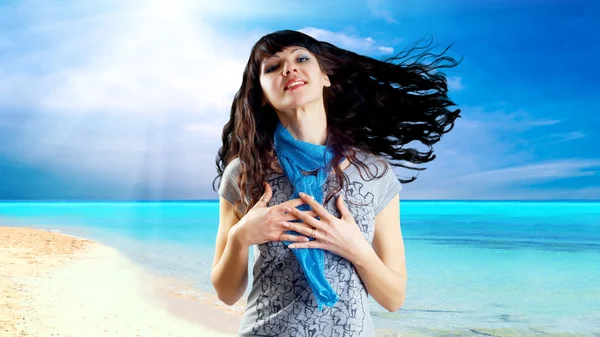 Joven beatiful mujeres caucásicas con el pelo en el viento en tr soleado —  Fotos de Stock