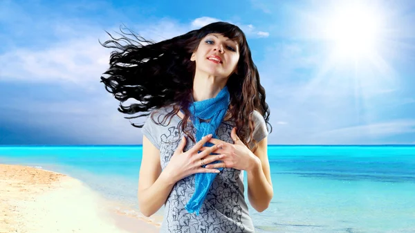 Junge schöne kaukasische Frauen mit Haaren am Wind bei sonnigem Wetter — Stockfoto
