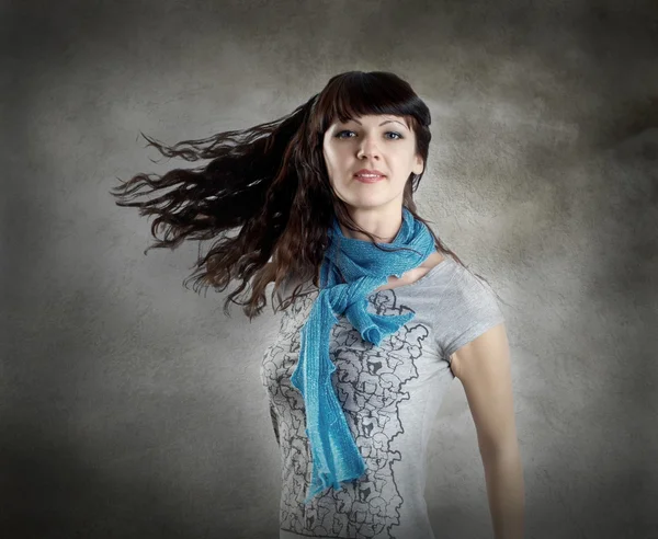 Joven beatiful mujeres caucásicas con el pelo en el viento —  Fotos de Stock
