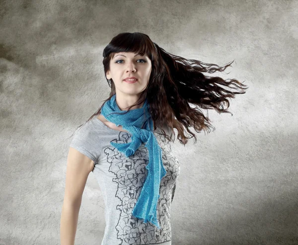 Giovani donne caucasiche beatiful con i capelli sul vento — Foto Stock