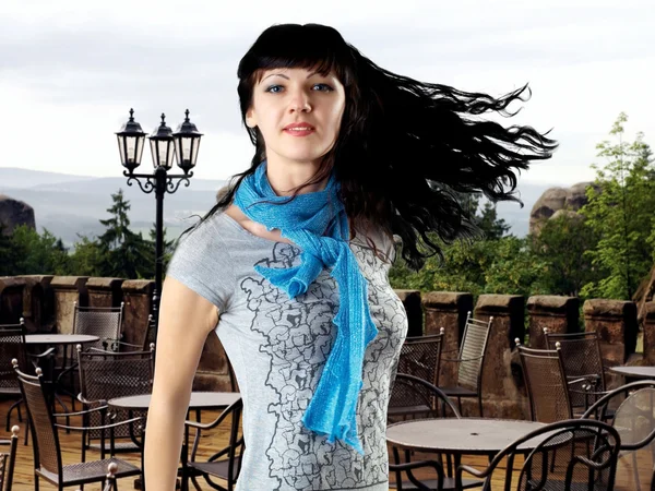Mladá krásná kavkazské ženy s vlasy na vítr — Stock fotografie