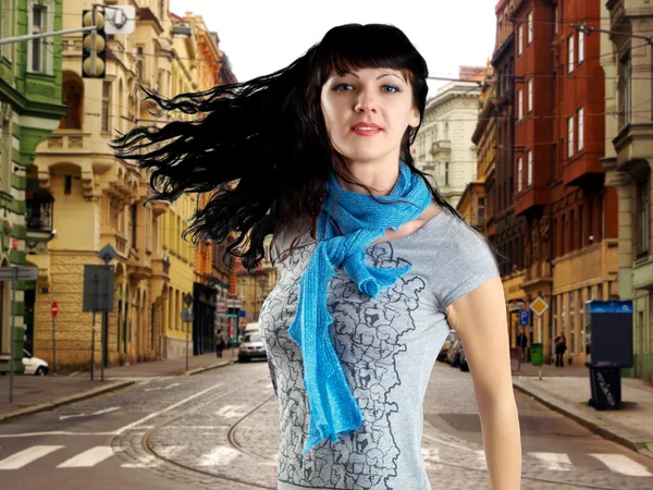 Fiatal szép kaukázusi nő a haj, a szél — Stock Fotó