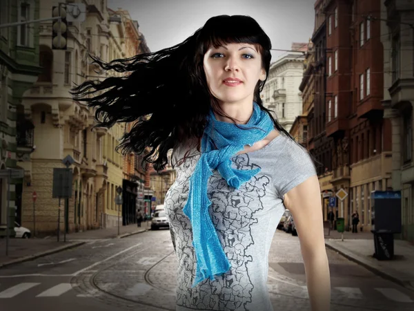 Ung vacker kaukasiska kvinnor med hår på vinden — Stockfoto