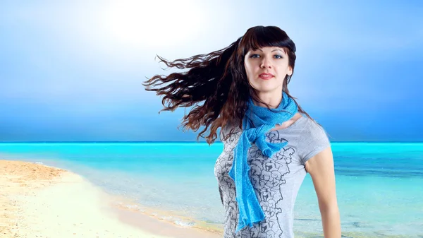 Młody piękny kaukaski kobiety z włosów na wietrze w słoneczny tr — Zdjęcie stockowe