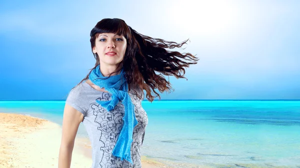 Ung vacker kaukasiska kvinnor med hår på vinden i soliga tr — Stockfoto