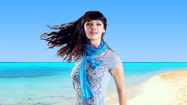 Молодые красивые кавказские женщины с волосами на ветру в солнечный день — стоковое фото