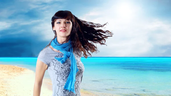 日当たりの良い tr で風に髪を持つ若い美しい白人女性 — ストック写真