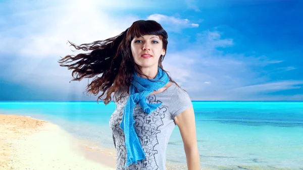 Junge schöne kaukasische Frauen mit Haaren am Wind bei sonnigem Wetter — Stockfoto