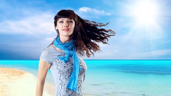 Jonge mooie Kaukasische vrouwen met haar op de wind op zonnige tr — Stockfoto