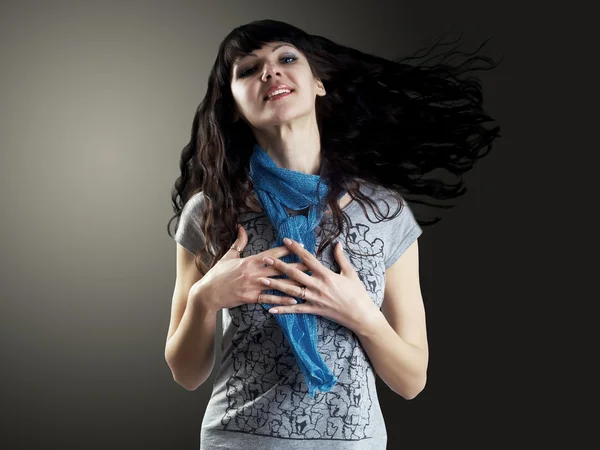 Ung vacker kaukasiska kvinnor med hår på vinden — Stockfoto