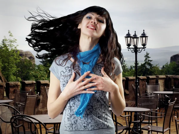 Mladá krásná kavkazské ženy s vlasy na vítr — Stock fotografie