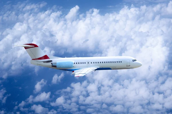 Avión volando en el cielo con nubes — Foto de Stock