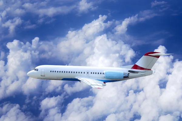 Flugzeug am Himmel mit Wolken — Stockfoto