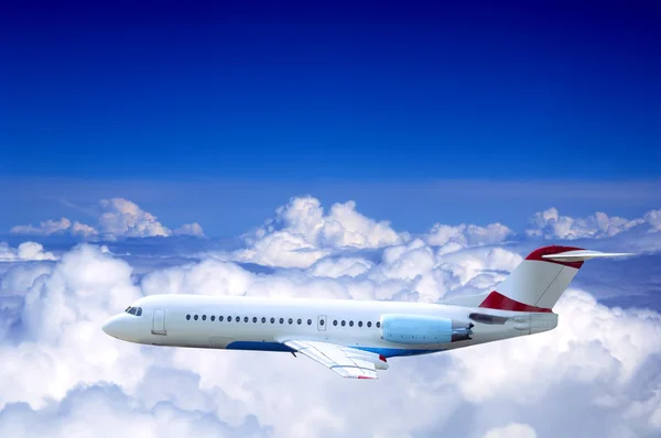 Avión volando en el cielo con nubes —  Fotos de Stock