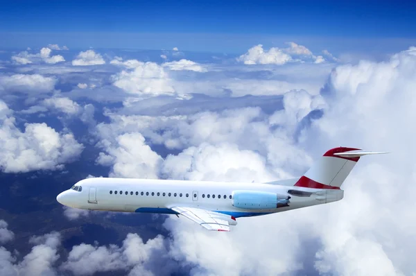 구름과 하늘에 비행에 비행기 — 스톡 사진
