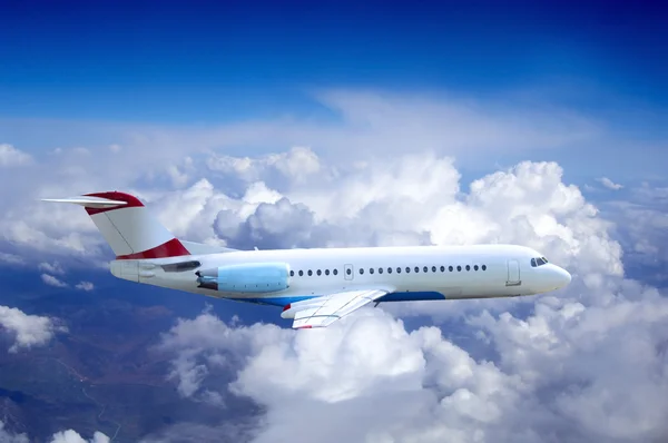 Vliegtuig op vlieg op de hemel met wolken — Stockfoto