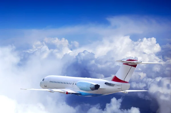 Avión volando en el cielo con nubes — Foto de Stock