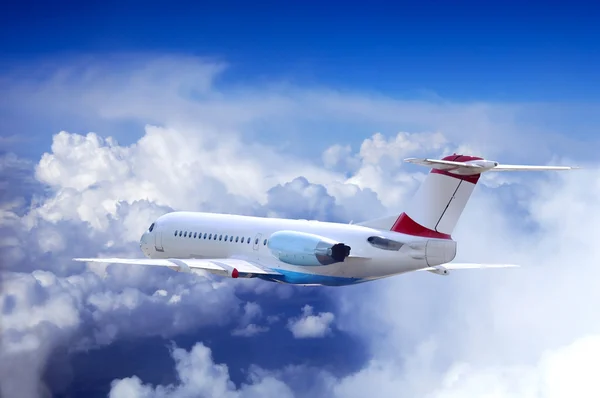 Samolot w locie na niebo z chmurami — Zdjęcie stockowe
