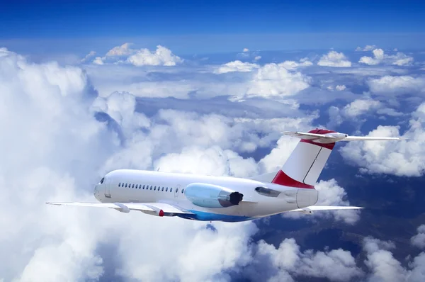 Avião voando no céu com nuvens — Fotografia de Stock