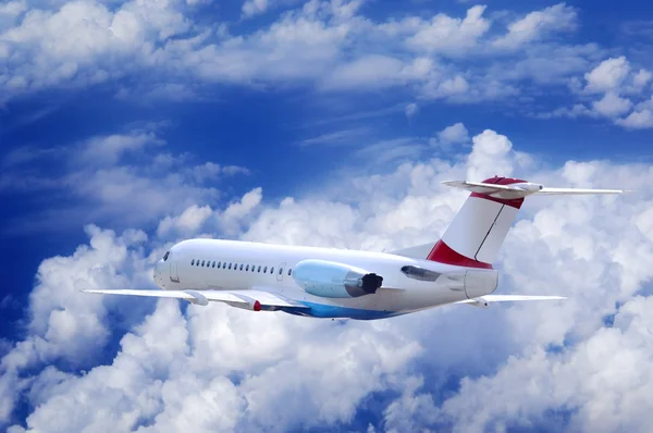 Vliegtuig op vlieg op de hemel met wolken Stockfoto