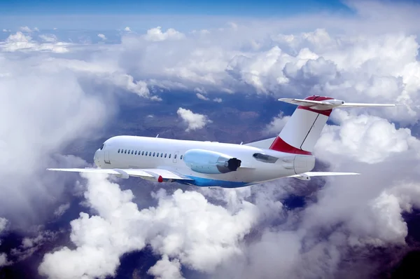 Avião voando no céu com nuvens Fotos De Bancos De Imagens