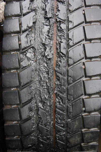 溶かされたトラックのタイヤ ストックフォト