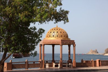 Pavilion mit golden cupola in Muttrah, Oman clipart