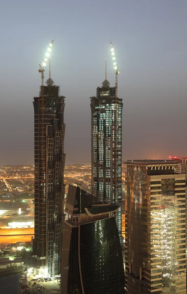 De bouw van wolkenkrabbers in de nacht. Dubai — Stockfoto