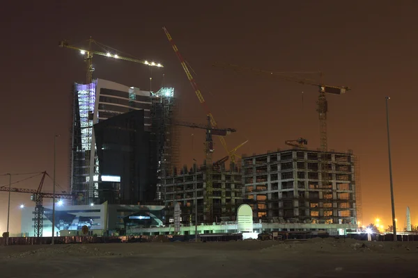 Highrise byggnader konstruktion på natten — Stockfoto