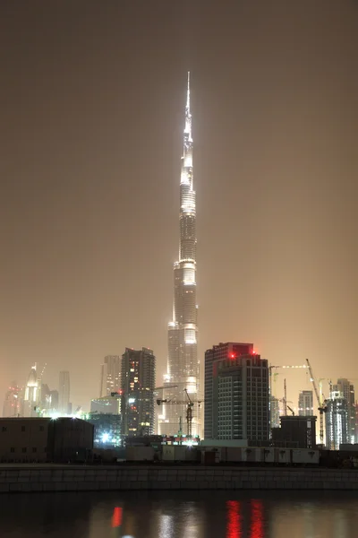 Μπουρτζ Χαλίφα φωτίζεται τη νύχτα. Ντουμπάι — Φωτογραφία Αρχείου