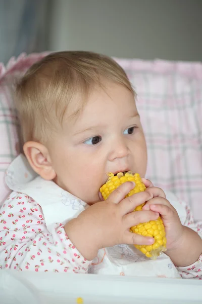 Baby flicka äter kokt majs — Stockfoto