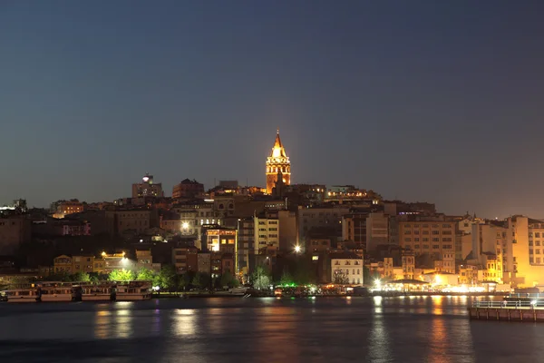 伊斯坦布尔和加拉塔的塔，在晚上的视图 — 图库照片