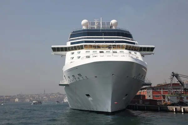 Navio de cruzeiro no porto de Istambul, Turquia — Fotografia de Stock