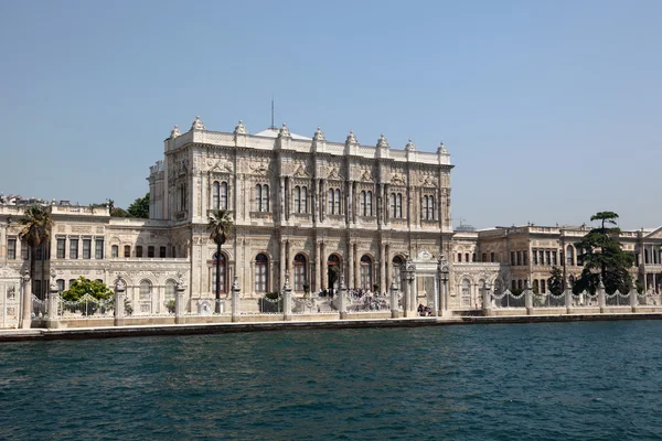 Pohled na palác dolmabahce od Bosporu, istanbul, Turecko — Stock fotografie