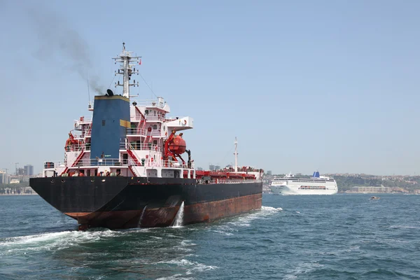 Navire cargo dans le Bosphore, Istanbul Turquie — Photo