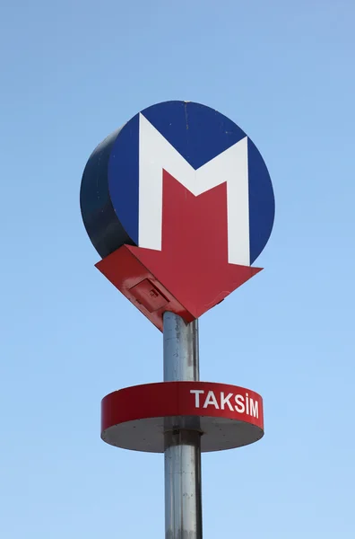在土耳其伊斯坦布尔的塔克西姆地铁标志 — 图库照片