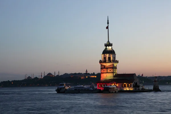 Der Mädchenturm (kiz kulesi) wird in der Abenddämmerung beleuchtet. istanbul, Türkei — Stockfoto