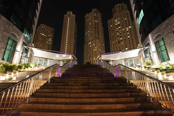 Дубай Марина освещена ночью, Объединенные Арабские Эмираты — стоковое фото