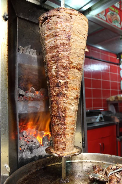 Turkse Döner kebab in een restaurant van istanbul, Turkije — Stockfoto