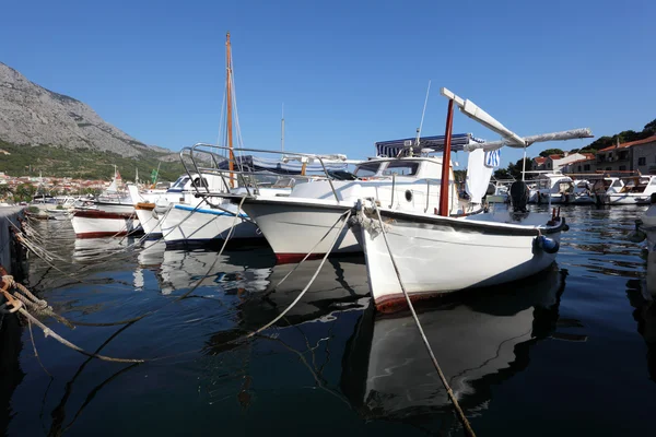 Balıkçı tekneleri Hırvat kasaba makarska içinde — Stok fotoğraf