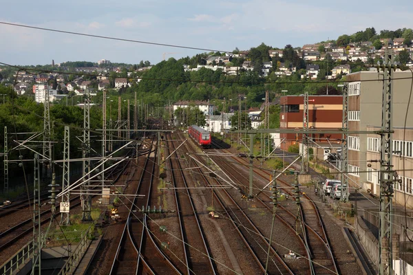 铁路在镇锡根、 北莱茵-威斯特伐利亚、 德国 — 图库照片