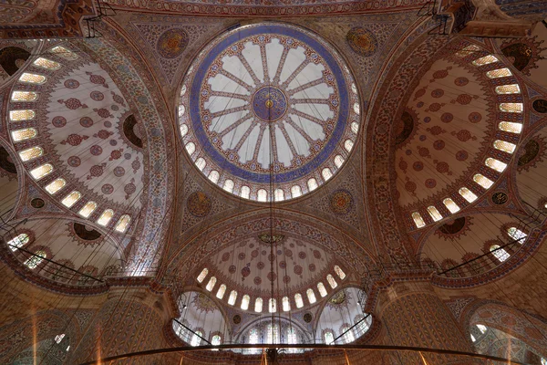 Interior de la Mezquita del Sultán Ahmed (Mezquita Azul) en Estambul, Turquía — Foto de Stock