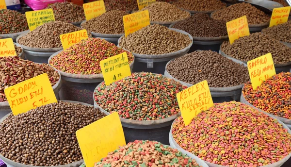 Alimentos para animais de estimação no bazar em Istambul, Turquia — Fotografia de Stock