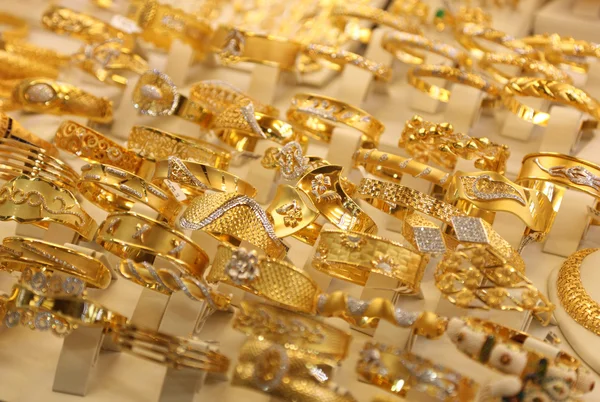 Bellissimi anelli d'oro in una vetrina di Istanbul, Turchia — Foto Stock