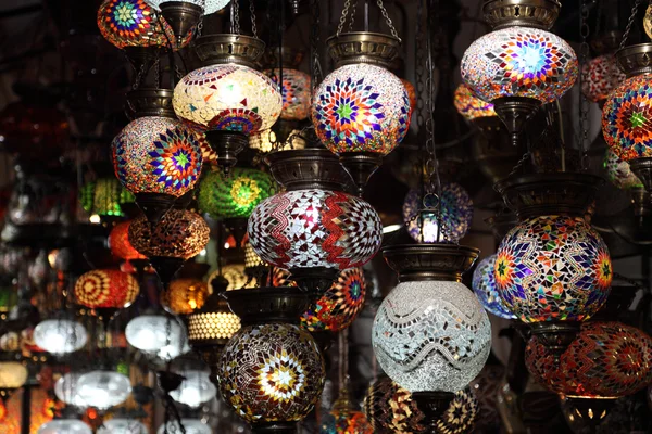 Handmade Turkish lanterns for sale at Grand Bazaar in Istanbul, Turkey — Stock Photo, Image